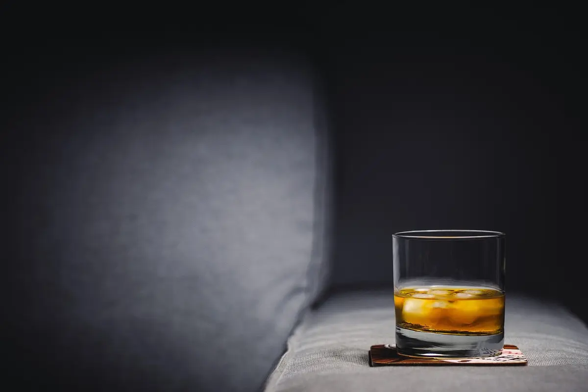 quantas calorias têm 100 ml de whisky