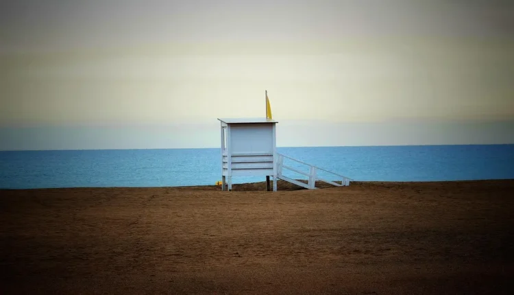Bandeira amarela na praia: O que significa e como agir